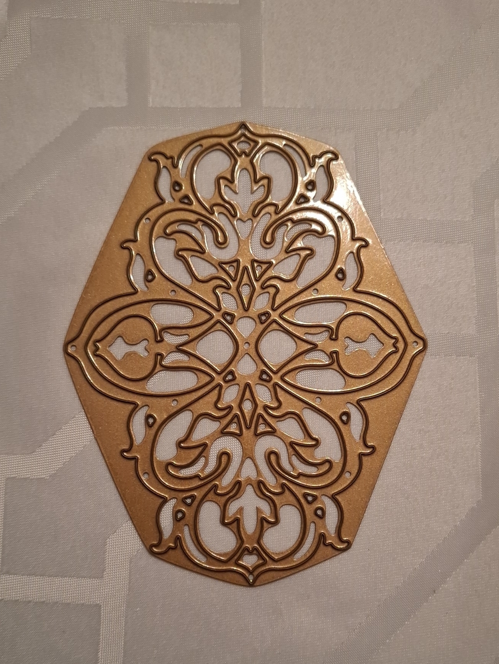 Anna Griffin Grace Medallion Cut and Emboss Die (4.25 in X 5.5 in).